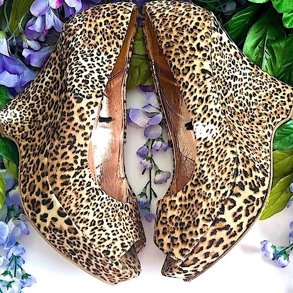 Express Velvet/Velour Leopard Peep Toe Wedges (7) - Picture 8 of 12